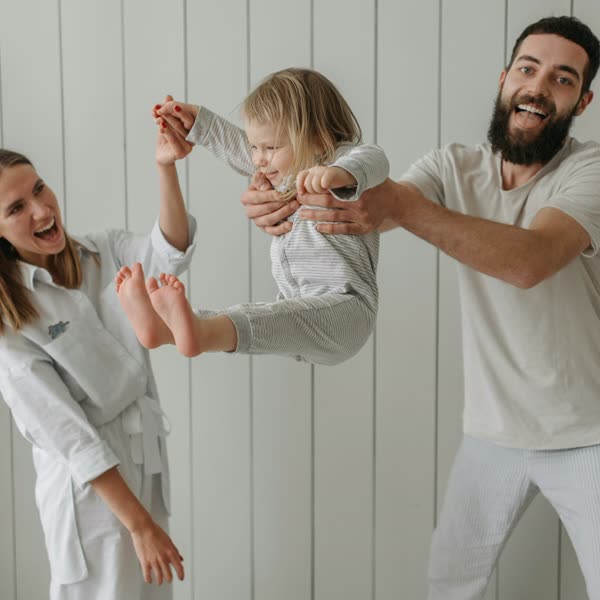 Une famille complice pendant une séance photo en studio